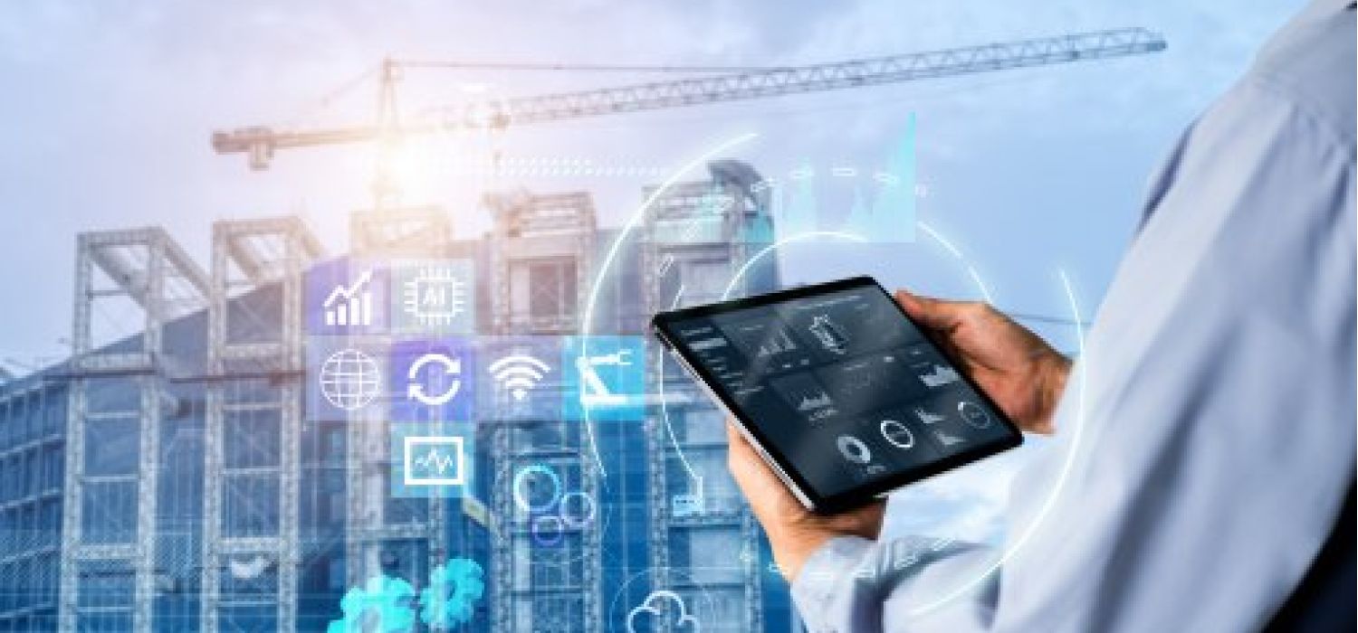 Tecnico con tablet che monitora un cantiere edile tramite dashboard digitale con icone di connettività e intelligenza artificiale in sovrimpressione