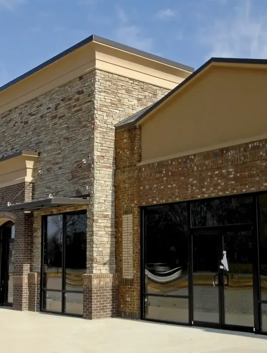 ristrutturazione facciata negozio con pietra ricostruita 1 scaled 1 bbadee24 Kadef Service